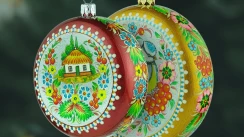 Ukrainian Christmas toy| Handmade plastic toy medallion for Christmas tree|Christmas tree toy, hand-painted with floral ornament (D 3.15in.)