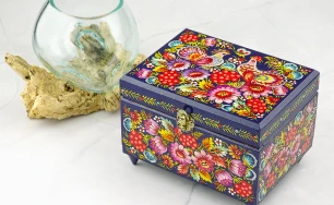 A small square jewelry box with Petrikov painting