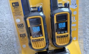 Радіостанції DEWALT DXFRS800 2 Вт  - водонепроникні, ударостійкі, великий радіус дії