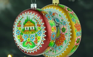 Ukrainian Christmas toy| Handmade plastic toy medallion for Christmas tree|Christmas tree toy, hand-painted with floral ornament (D 3.15in.)